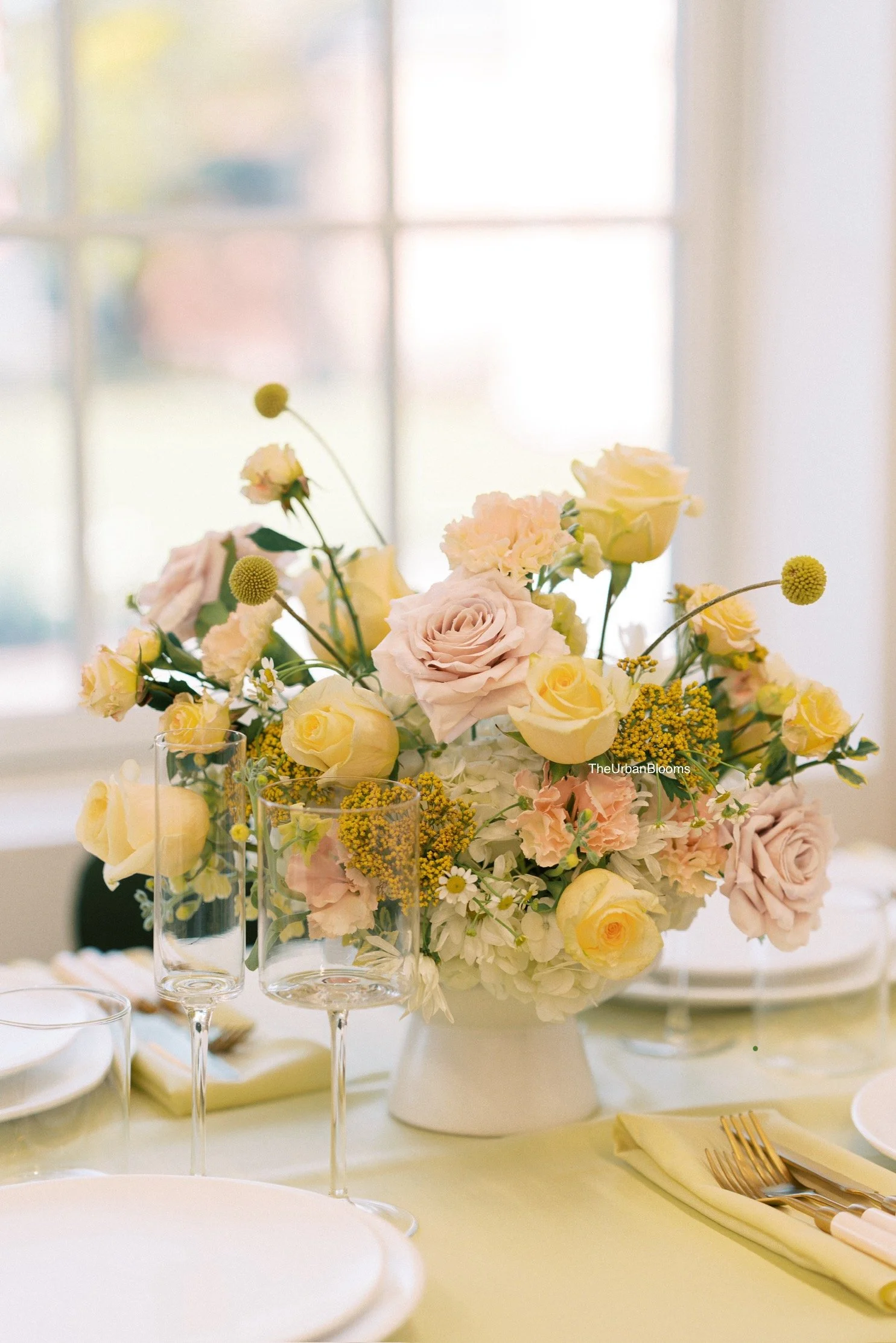 Creamy yellows centrepiece